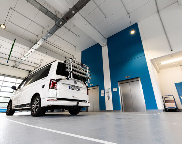 Anfahrthalle CityBox24 mit Transporter