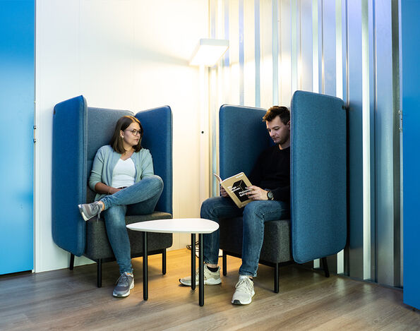 Personen im Ruhebereich bei CityBox24